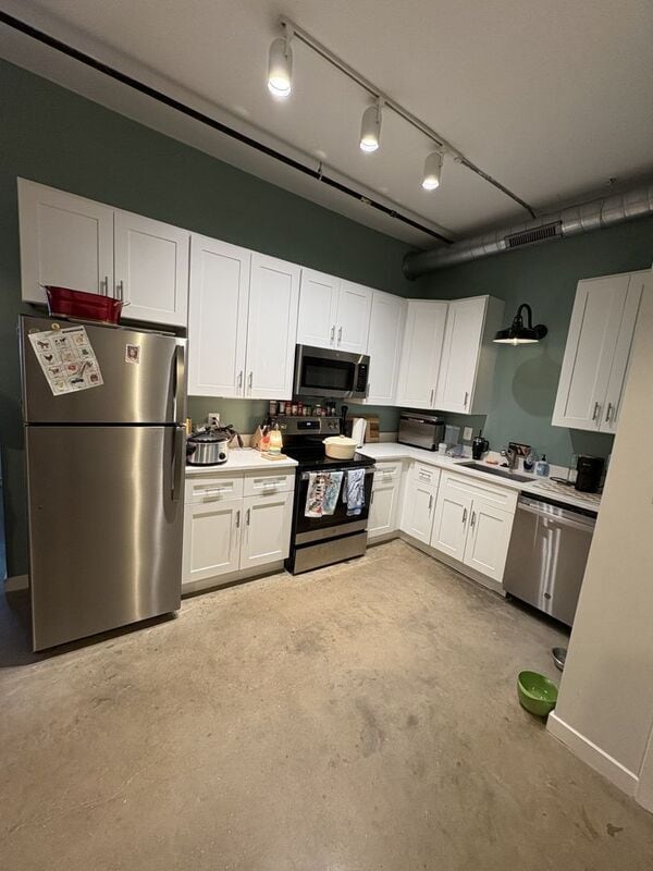 Building Photo - 923 S East Ave