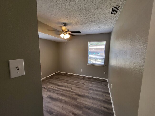 Foto del edificio - 2110 Redbud Ln