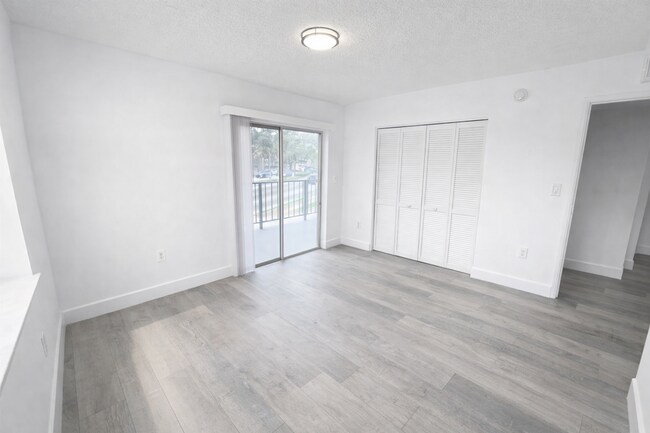 Foto del edificio - Casa Linda Apartments-3300 S Dixie Hwy