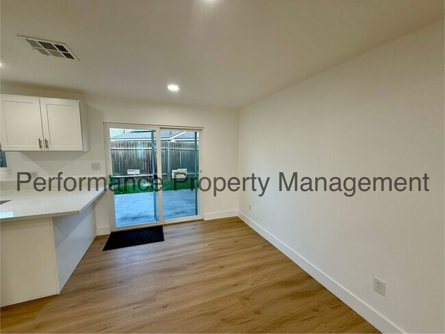 Foto del edificio - 3401 Squire Ln