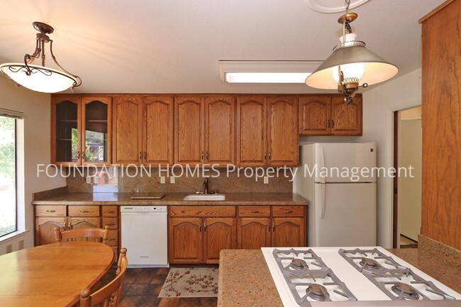 Building Photo - 3 br, 2 bath House - 109 Golden Hinde Blvd