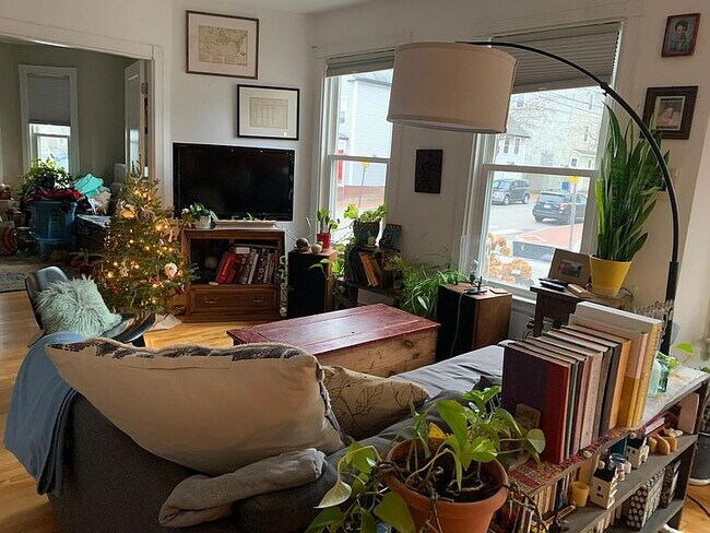 Foto del edificio - "Charming 3-Bed, 2-Bath Gem in Portland's Heart – Spacious 1350 Sq Ft Living!"