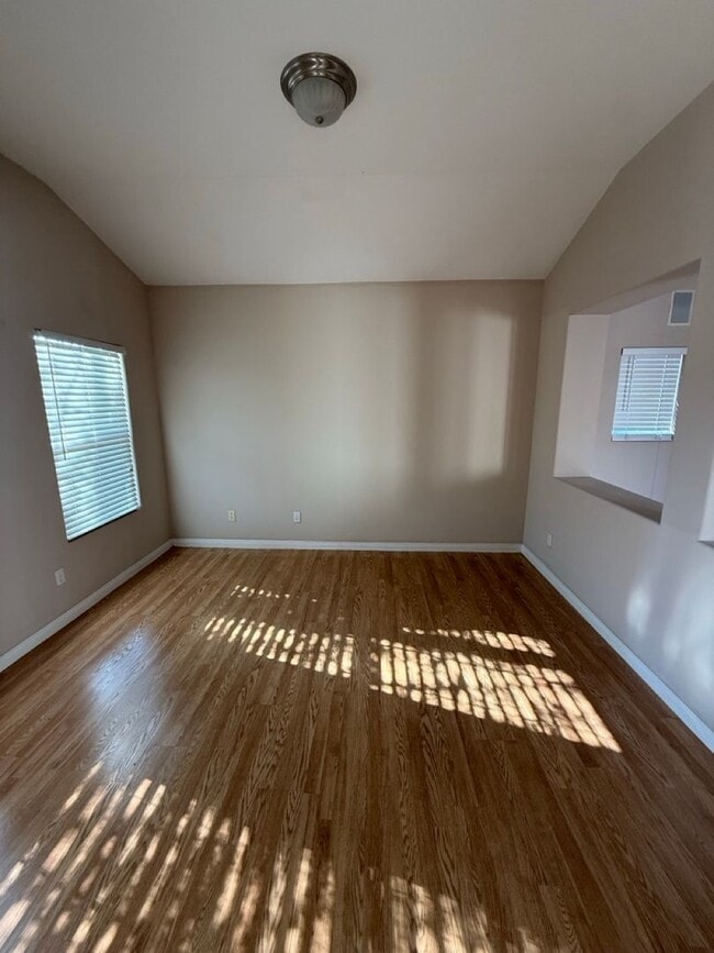 Building Photo - Spacious 5-Bedroom, 2-Bathroom Home in Southwest Bakersfield