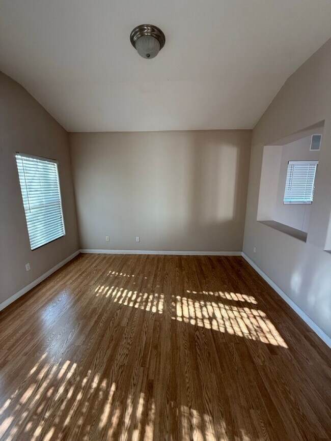 Foto del edificio - Spacious 5-Bedroom, 2-Bathroom Home in Southwest Bakersfield