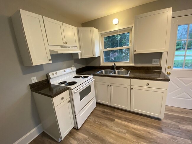 Building Photo - 3 Bedroom 1 bath in Burlington, COMING SOON!