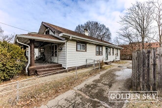 Building Photo - 2937 N Kenwood Ave