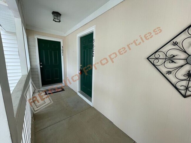 Building Photo - Great Location! 2nd FL Condo w/2 Bedroom, ...