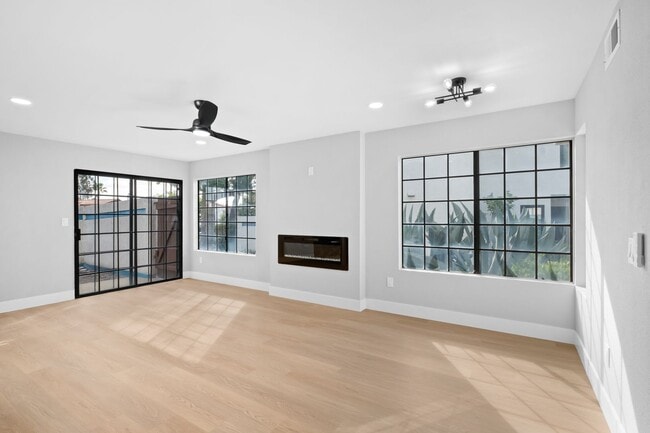 Building Photo - Move-In-Ready Townhome-Style Unit in Chula Vista!