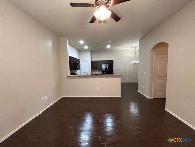 Foto del edificio - 692 Creekside Cir