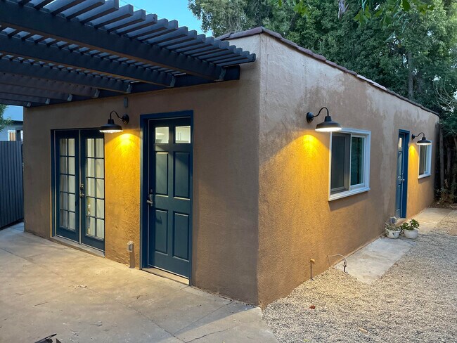 Patio semiprivado con patio al aire libre - 1162 S Hayworth Ave