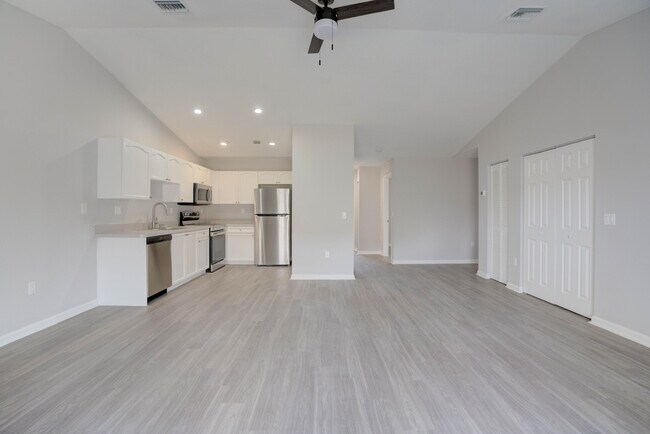Building Photo - 9240 Roan Ln