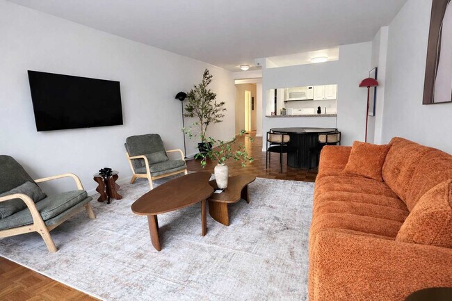 Building Photo - 350 W 43rd St