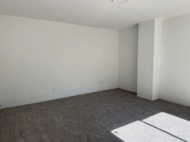 Foto del edificio - ALL PROSPECTIVE TENANTS MUST SUBMIT A $58 NON-REFUNDABLE APPLICATION FEE PER APPLICANT ONLINE AND...