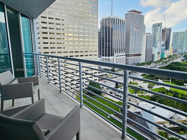 Foto del edificio - 335 S Biscayne Blvd