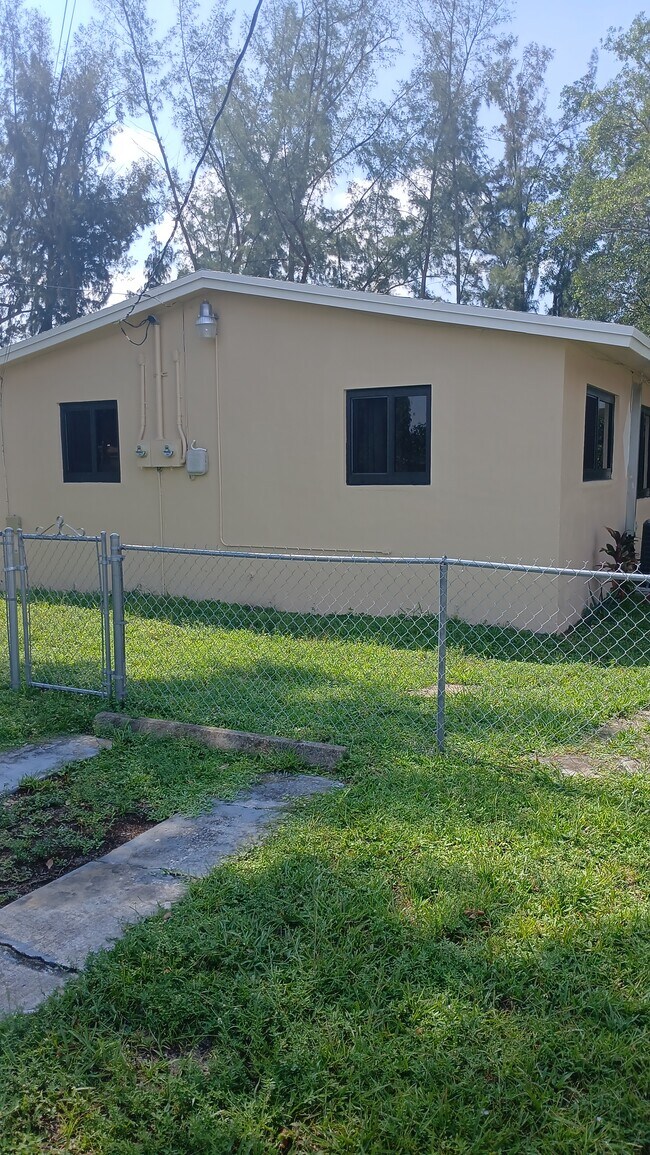 Foto del edificio - 1452 NW 111th St
