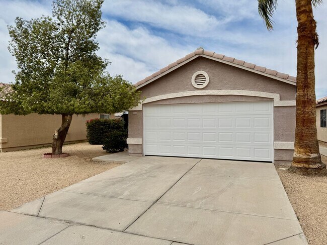 Building Photo - Charming 3 bedroom/2 bath single level hom...
