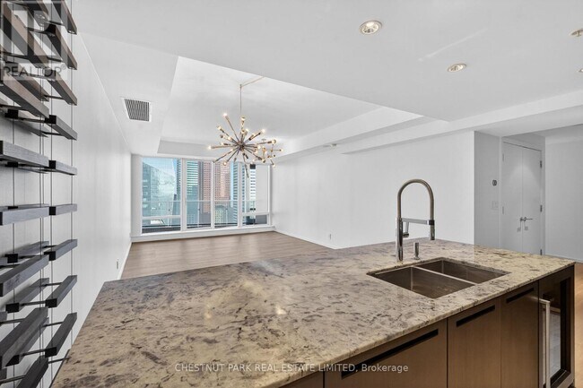 Photo du bâtiment - 180 University Ave