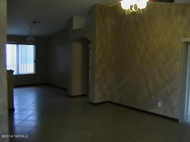 Building Photo - Beautiful 4 bedroom, 2 bath home available