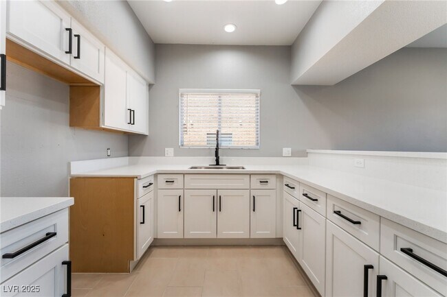 Foto del edificio - 5689 E Lake Mead Blvd