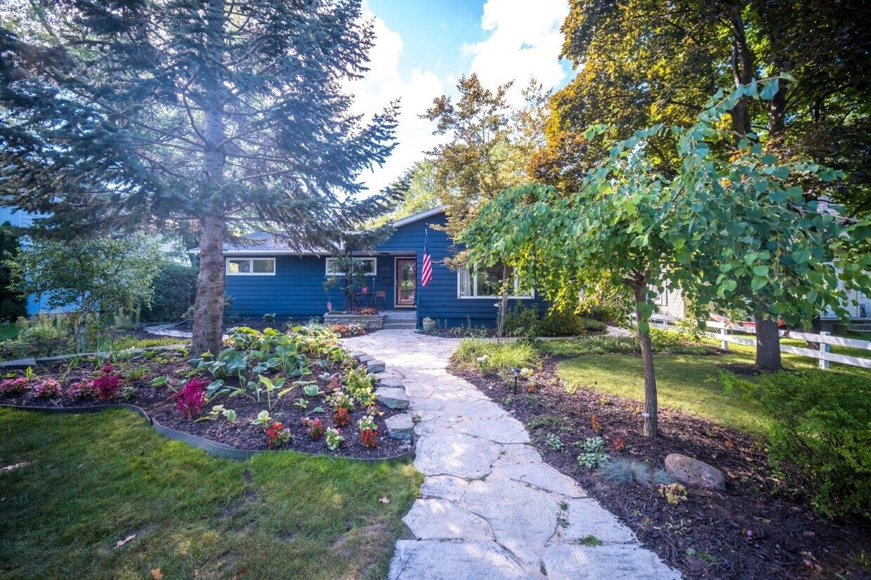 Foto principal - 830 E State St