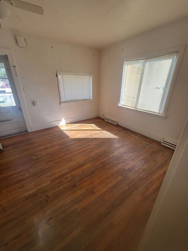 Building Photo - 1 Bedroom 1 Bath Single Family Home in Bri...