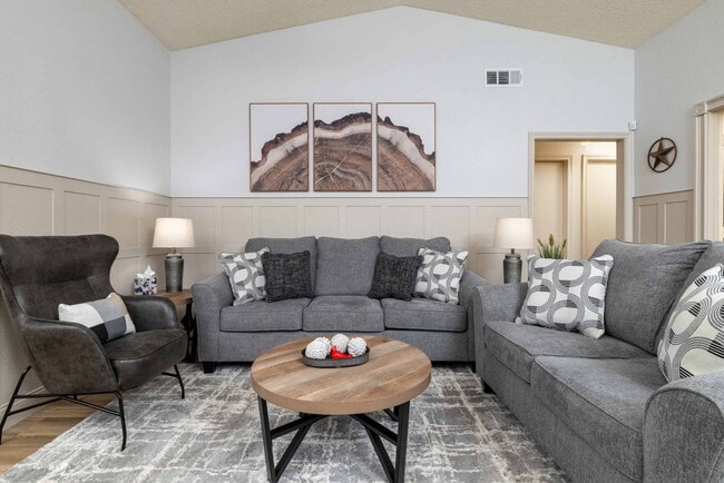 Building Photo - 8467 Willow Creek Dr