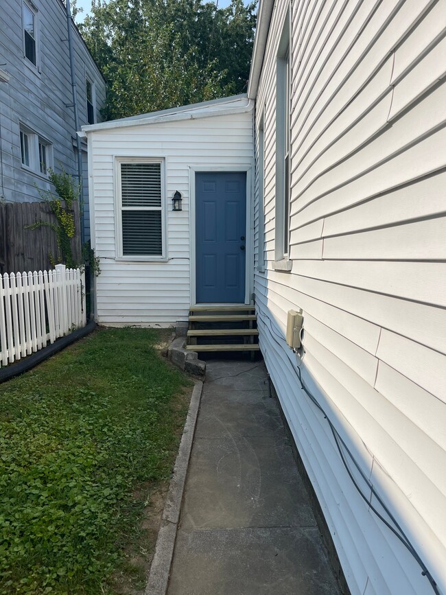 Building Photo - 1417 Rufer Ave