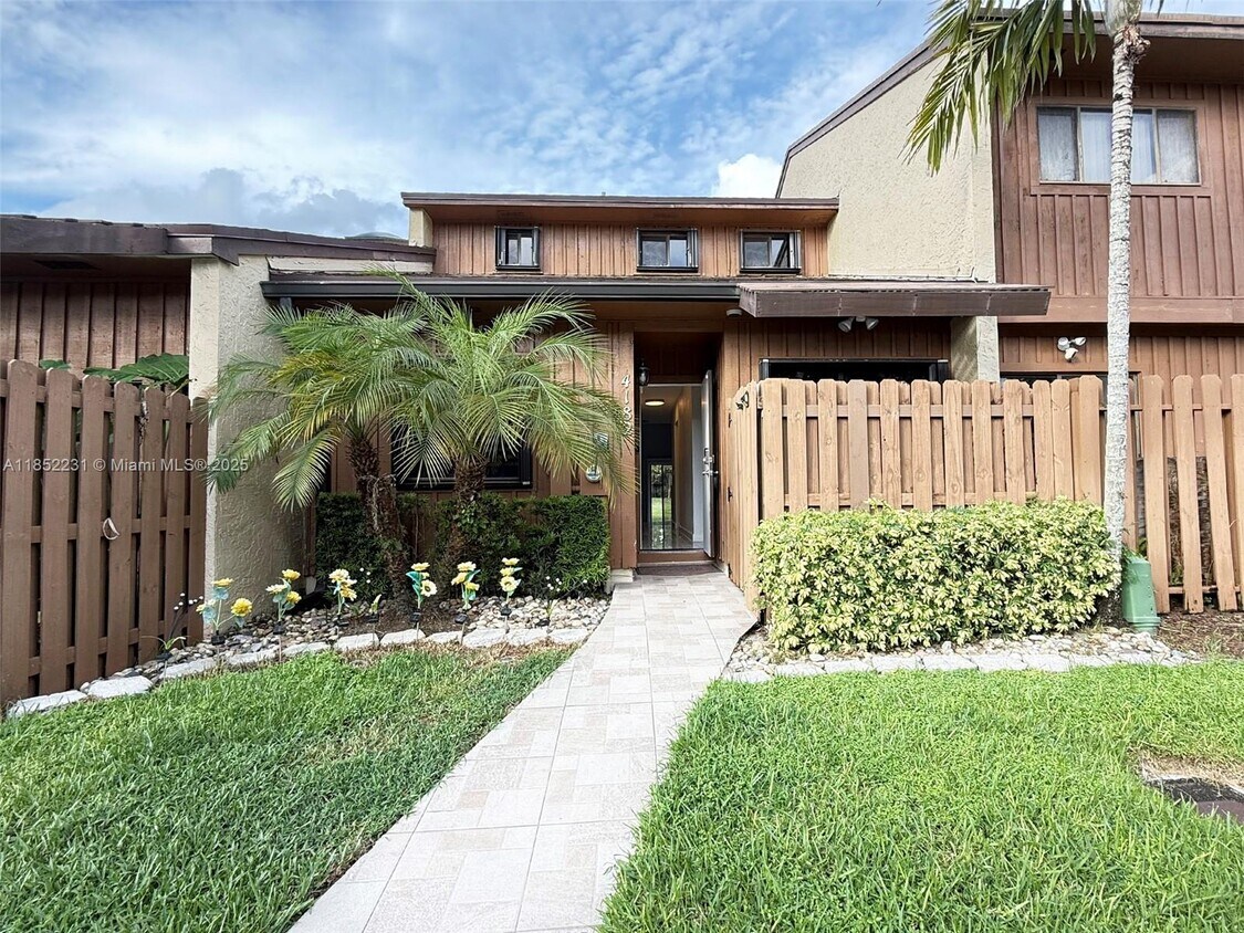 Foto principal - 4182 S Pine Island Rd