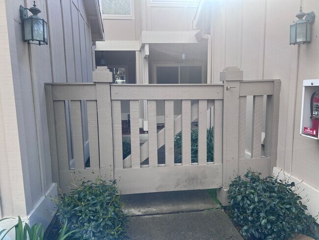 Building Photo - Beautiful Townhome in Merrivale West! Spac...