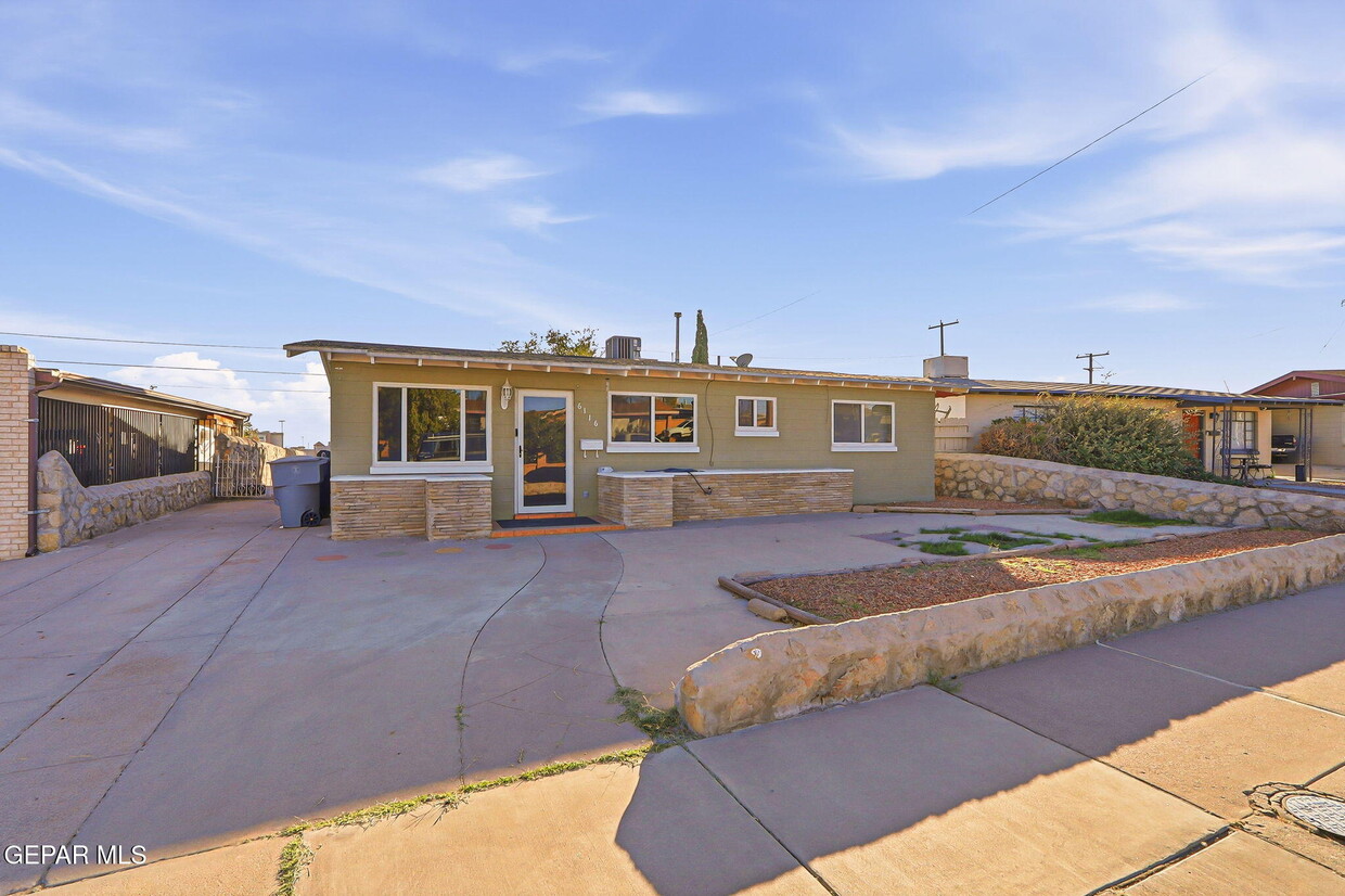 Primary Photo - 6116 Navajo Ave