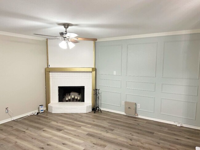 Building Photo - 1304 E Bayou Pky
