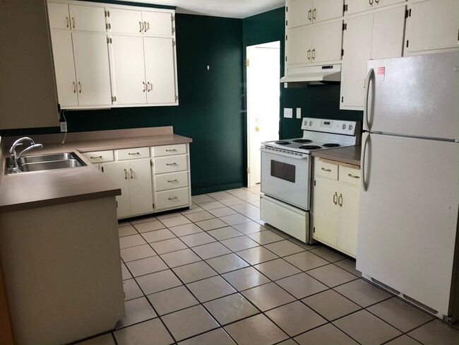 Building Photo - 410 Malin St