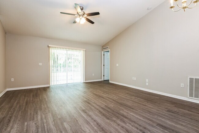 Foto del edificio - 3950 Warbler Dr