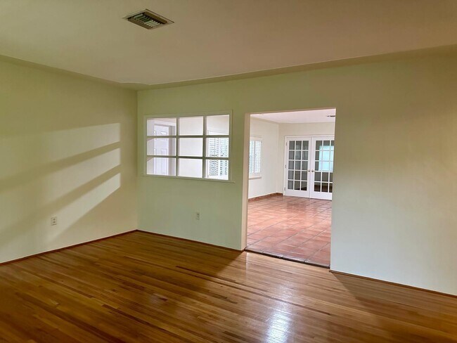 Foto del edificio - 619 Altara Ave