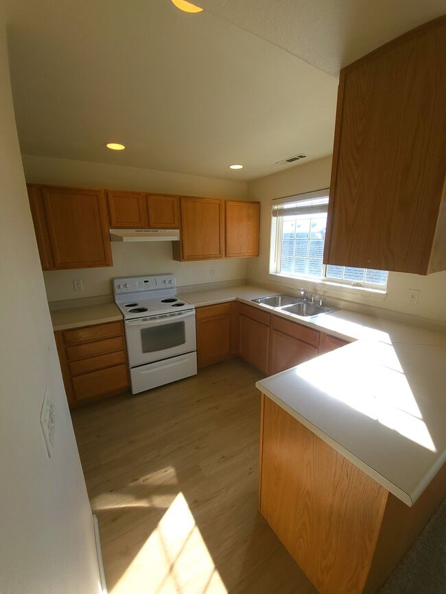 Building Photo - PRICE REDUCED ...Cozy upper level 3BD 2BA