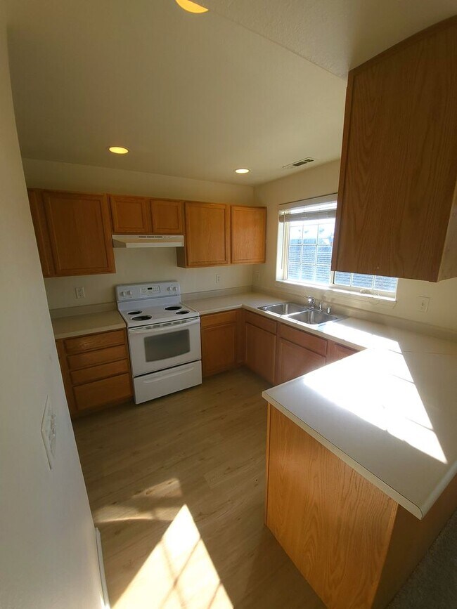 Foto del edificio - PRICE REDUCED ...Cozy upper level 3BD 2BA