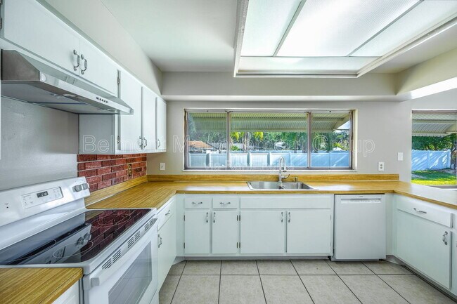 Foto del edificio - 605 Antilla Ave