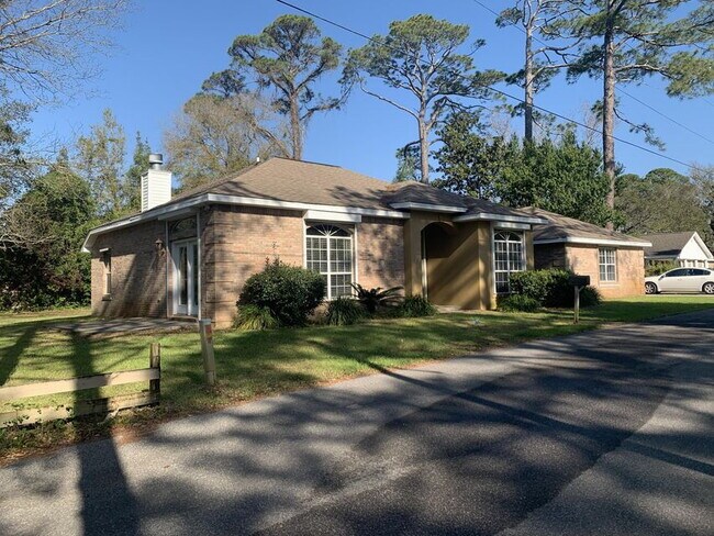 Building Photo - "Spacious 4-Bedroom Gem with 2 Full Baths ...