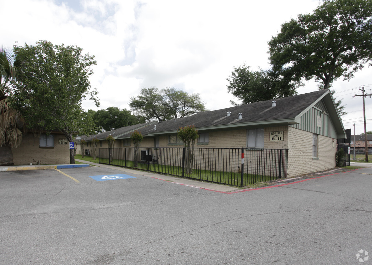 Building Photo - Bayou Oaks