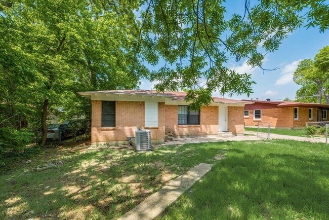 Building Photo - Welcome to this beautifully maintained hom...