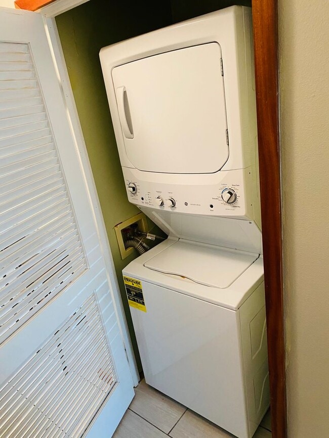 Foto del edificio - Fairway Terrace 2 bedroom, 2 bathroom bottom floor unit