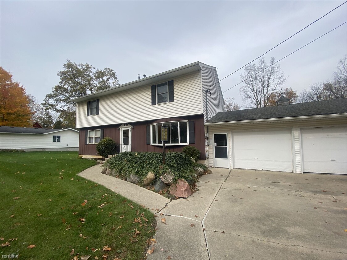 Primary Photo - 2 br, 1.5 bath Duplex - 880 E Michigan Ave...