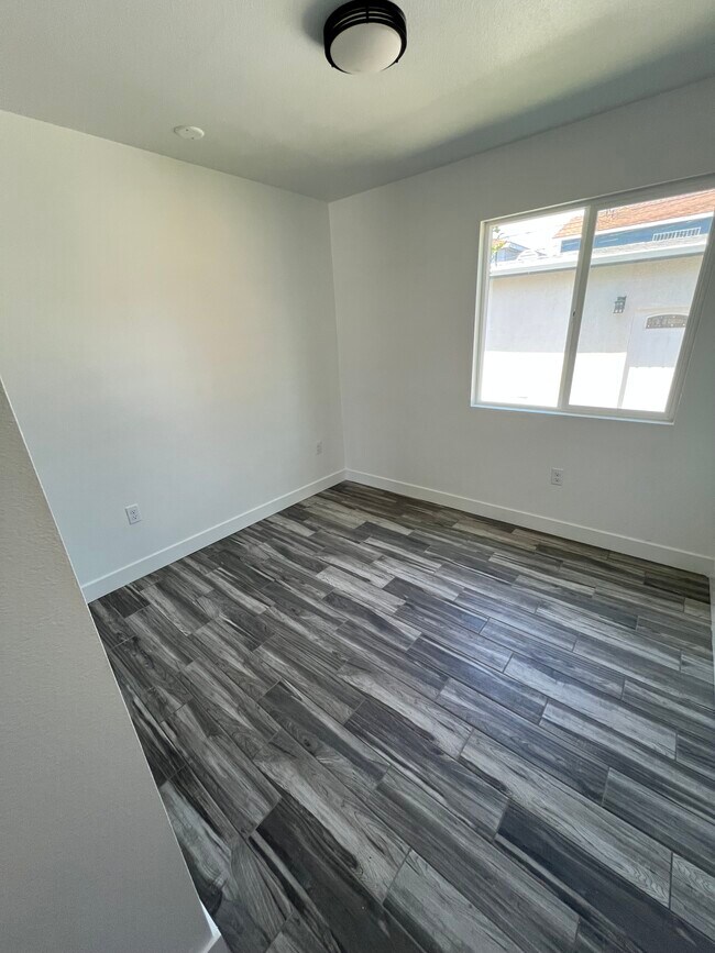 Foto del edificio - 817 W 101st St