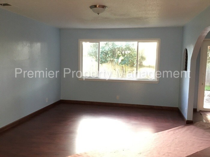 Building Photo - 2655 Shamrock Dr