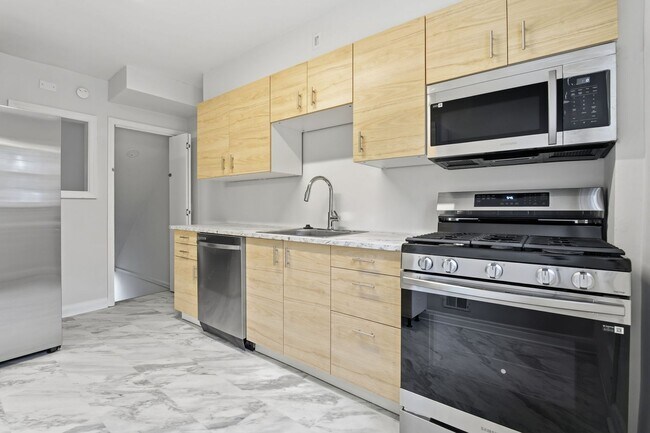 Foto del edificio - Newly Remodeled 3BR Semi-Detached in Catonsville | Refinished Oak Floors | Updated Kitchen + Bath...