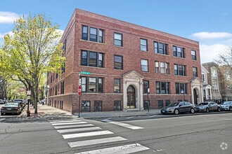 Building Photo - 637 W Armitage Ave