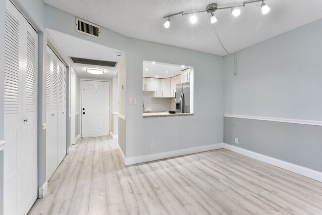 Foto del edificio - 9370 SW 8th St