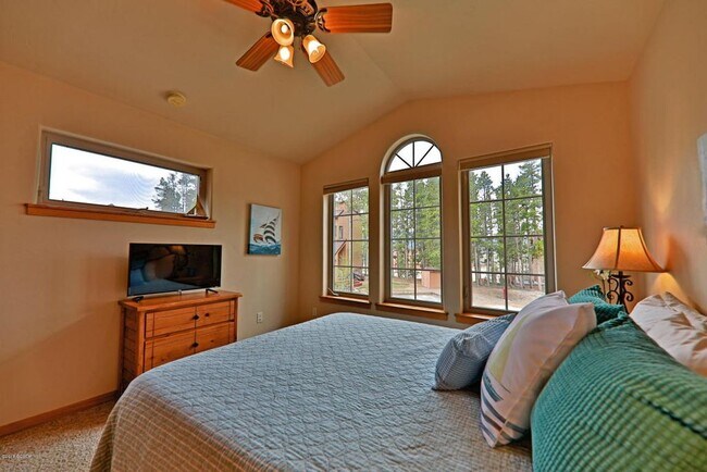 Building Photo - 835 Ferret Ln