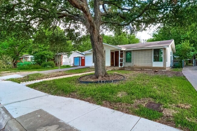 Building Photo - 1418 Broadmoor Dr