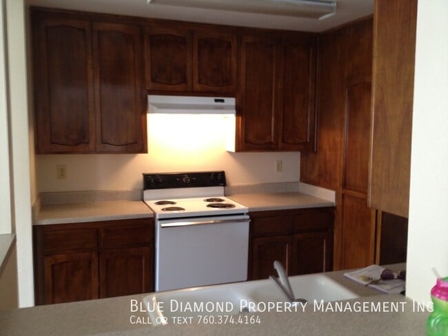 Building Photo - 2625 Pirineos Way